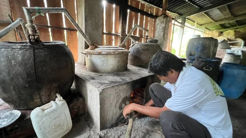 Người dân nông thôn hay sử dụng rượu nấu theo kiểu truyền thống, không nhãn mác, không kiểm tra chất lượng nên thường xảy ra ngộ độc rượu.