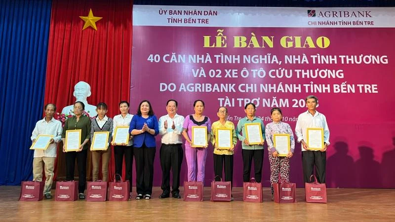 Lãnh đạo tỉnh Bến Tre trao quyết định bàn giao nhà và quà cho gia đình chính sách, hộ nghèo khó khăn về nhà ở.