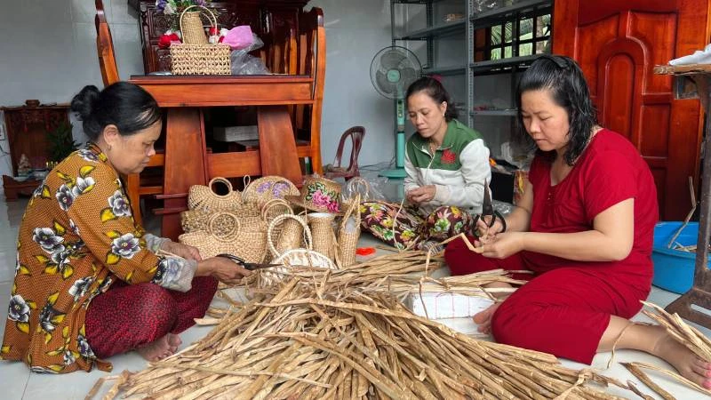 Nghề đan lục bình tạo việc làm cho nhiều phụ nữ nông thôn.