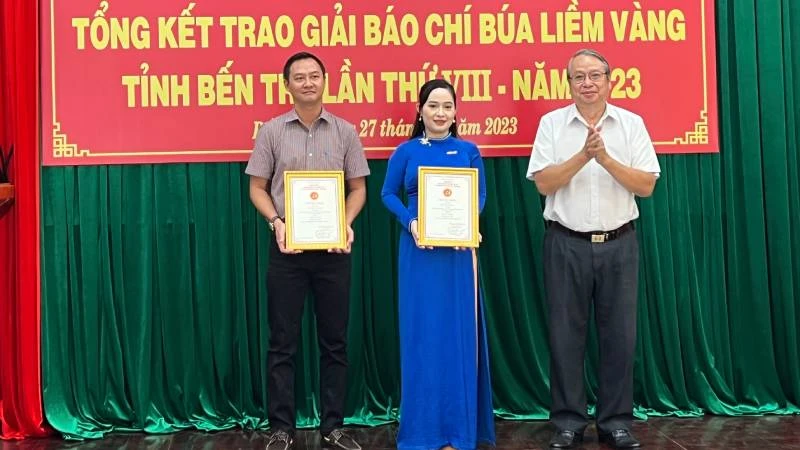 Ban Tổ chức trao giải Nhất cho nhóm tác giả đoạt giải.