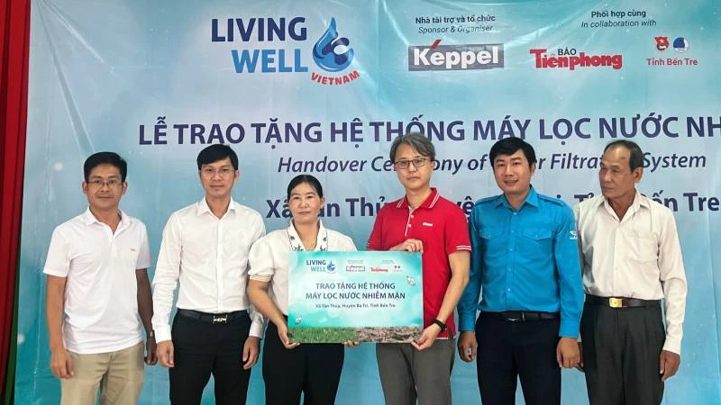 Đơn vị tài trợ trao bảng tượng trưng tặng hệ thống máy lọc nước cho chính quyền địa phương.
