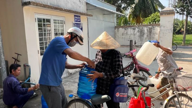 Người dân huyện Giồng Trôm (tỉnh Bến Tre) chở nước ngọt từ hệ thống lọc RO về sử dụng do hạn mặn xâm nhập sâu vào đất liền.