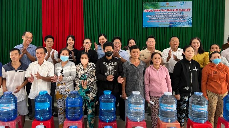 Lãnh đạo chính quyền địa phương cùng nhà tài trợ trao nước ngọt cho hội viên, nông dân gặp khó khăn tại xã Hòa Lộc, huyện Mỏ Cày Bắc, tỉnh Bến Tre.