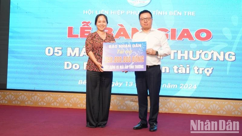 Đồng chí Lê Quốc Minh trao bảng tượng trưng hỗ trợ xây dựng 5 căn nhà mái ấm tình thương cho Hội Liên hiệp Phụ nữ tỉnh Bến Tre. (Ảnh: THẾ ANH)