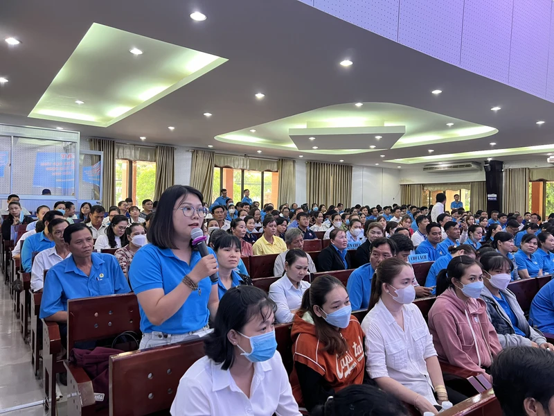 Đại diện công nhân trao đổi với lãnh đạo tỉnh tại buổi đối thoại.