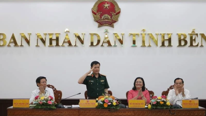 Tập đoàn Công nghiệp-Viễn thông Quân đội làm việc với tỉnh Bến Tre về tổng kết thỏa thuận hợp tác chuyển đổi số.