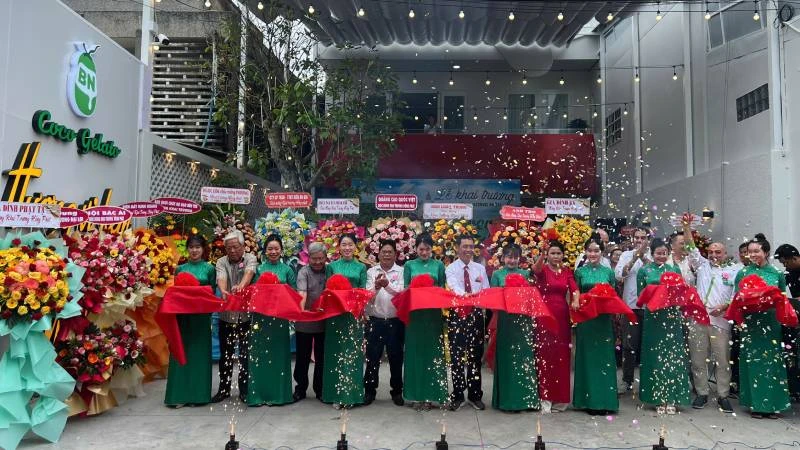 Lãnh đạo tham dự lễ thực hiện nghi thức cắt băng ra mắt thương hiệu Coco Gelato. (Ảnh: HOÀNG TRUNG)