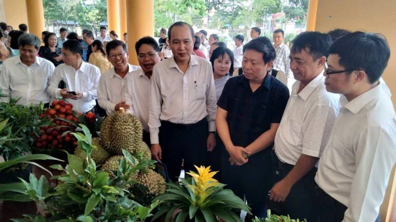 Đại biểu tham dự Hội nghị tham quan sản phẩm của câu lạc bộ nông dân tỷ phú. (Ảnh: HOÀNG TRUNG)