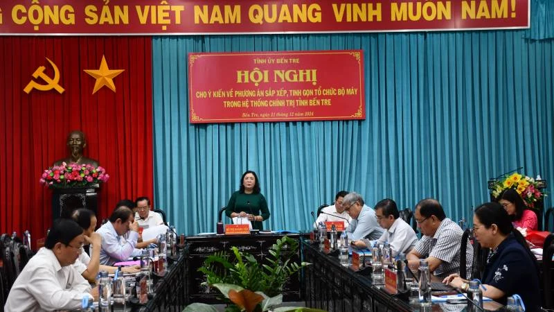 Đại biểu tham dự Hội nghị cho ý kiến về sắp xếp, tinh gọn tổ chức bộ máy. (Ảnh: HOÀNG TRUNG)