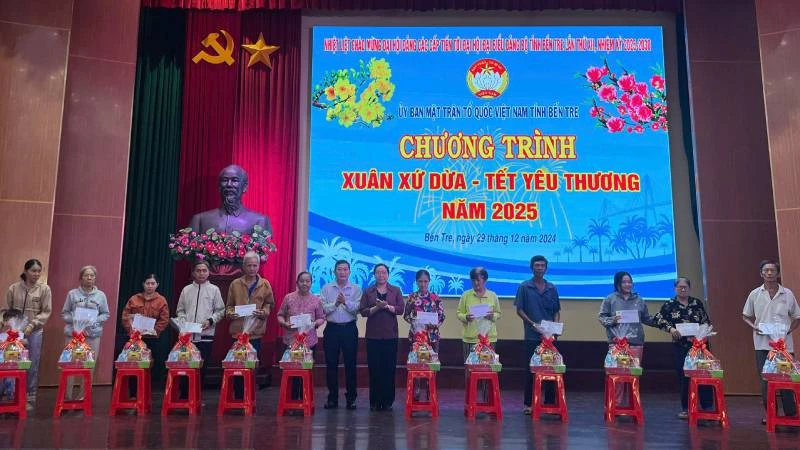 Lãnh đạo tỉnh Bến Tre trao quà Tết cho người nghèo, người có hoàn cảnh khó khăn. (Ảnh: HOÀNG TRUNG)