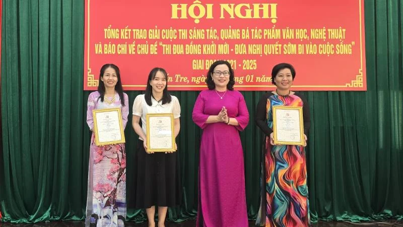 Trưởng Ban Tuyên giáo Tỉnh ủy Bến Tre Nguyễn Trúc Hạnh trao Giải A cho nhóm tác giả Báo Đồng Khởi. (Ảnh: HOÀNG TRUNG)