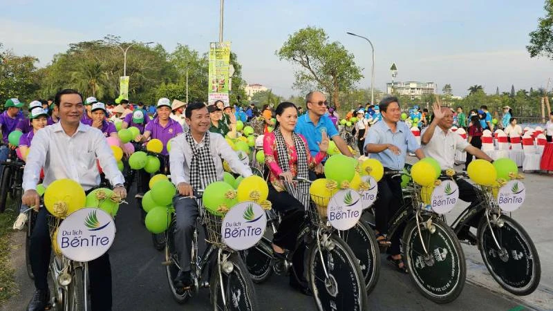 Lãnh đạo chính quyền địa phương và ngành du lịch cùng tham gia diễu hành bằng xe đạp. (Ảnh: HOÀNG TRUNG)