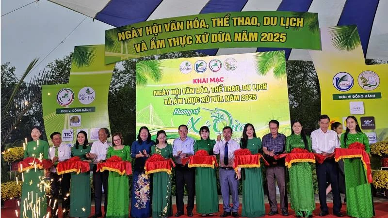 Đại biểu thực hiện nghi thức khai mạc Ngày hội Văn hóa, Thể thao, Du lịch và Ẩm thực Xứ Dừa năm 2025. (Ảnh: HOÀNG TRUNG)