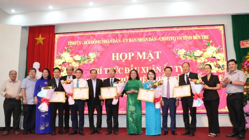 Tỉnh Bến Tre tôn vinh 5 trí thức có nhiều sáng kiến, ứng dụng khoa học công nghệ cho sự phát triển của địa phương. (Ảnh: HOÀNG TRUNG)