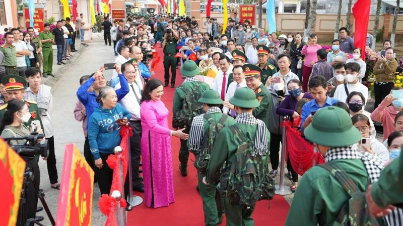 Lãnh đạo tỉnh Bến Tre tiễn tân binh lên đường bảo vệ tổ quốc. (Ảnh: HOÀNG TRUNG)
