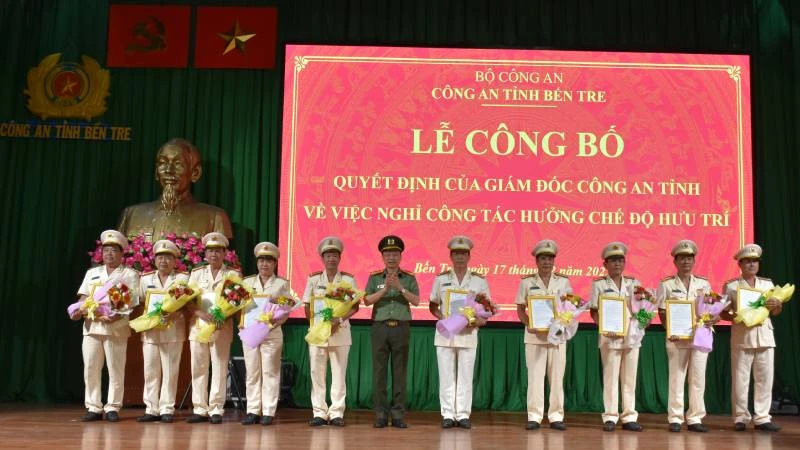 Đại tá Trương Sơn Lâm, Giám đốc Công an tỉnh Bến Tre, trao quyết định nghỉ hưu cho các đồng chí lãnh đạo Trưởng phòng, Trưởng Công an huyện. (Ảnh: HOÀNG TRUNG)