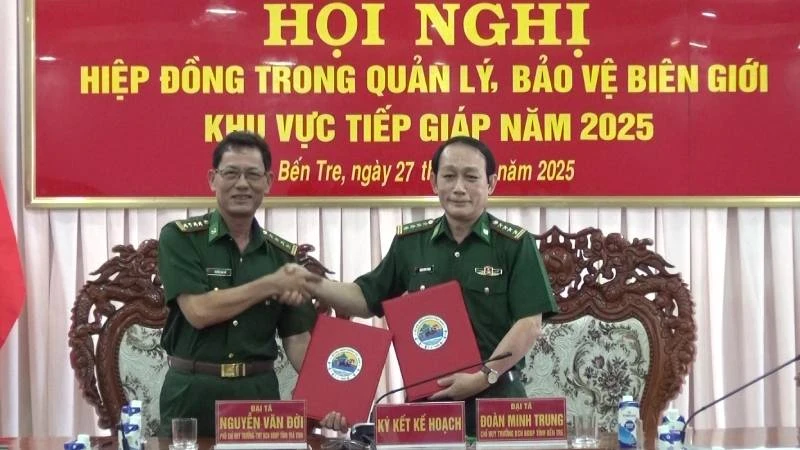 Bộ Chỉ huy Bộ đội Biên phòng tỉnh Bến Tre và Trà Vinh ký kết kế hoạch hiệp đồng trong quản lý, bảo vệ biên giới khu vực tiếp giáp năm 2025. (Ảnh: HOÀNG TRUNG)