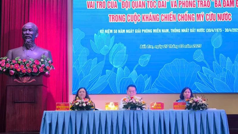Lãnh đạo chủ trì tại Hội thảo khoa học quốc gia về "Vai trò của "Đội quân tóc dài" và phong trào "Ba đảm đang" trong kháng chiến chống đế quốc Mỹ cứu nước". (Ảnh: HOÀNG TRUNG)
