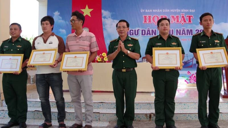 Tập thể và cá nhân được khen thưởng với thành tích cứu hộ ngư dân trên biển. (Ảnh: HOÀNG TRUNG)