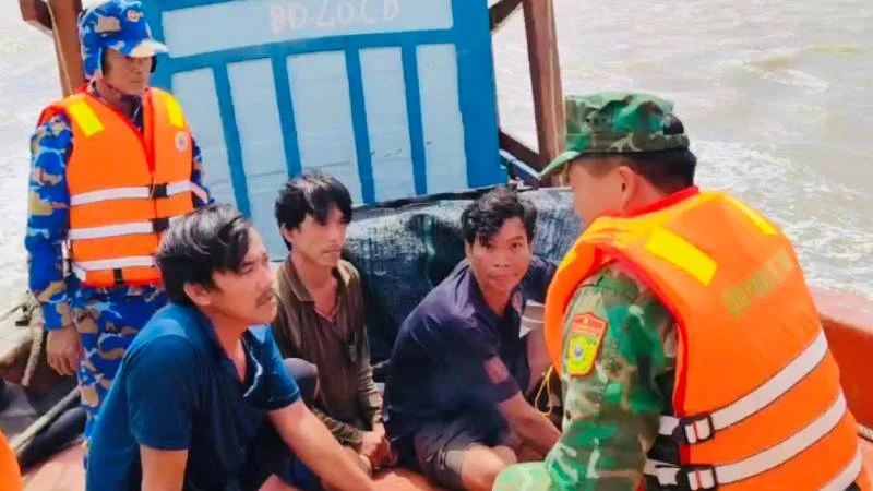 Lực lượng Bộ đội Biên phòng kịp thời cứu 3 ngư dân gặp nạn. (Ảnh: HOÀNG TRUNG)