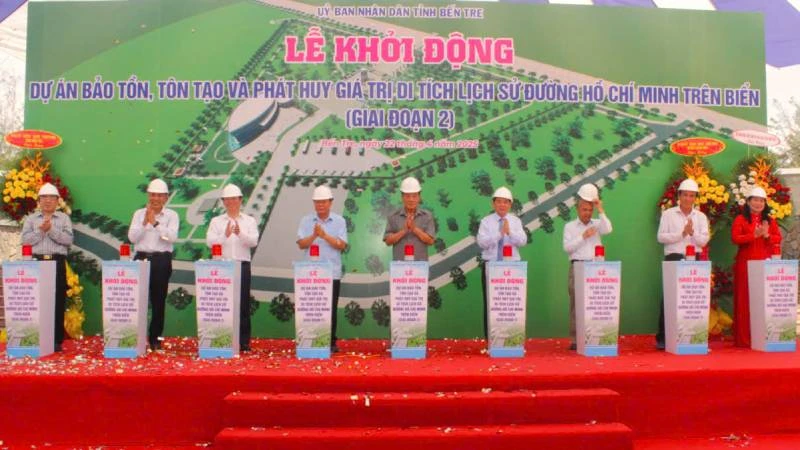 Đại biểu tham dự buổi lễ thực hiện nghi thức khởi động Dự án bảo tồn, tôn tạo và phát huy giá trị lịch sử đường Hồ Chí Minh trên biển. (Ảnh: HOÀNG TRUNG)