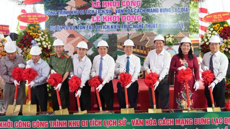 Lãnh đạo tham dự buổi lễ thực hiện nghi thức khởi công Khu di tích lịch sử-văn hóa Bưng Lạc Địa. (Ảnh: HOÀNG TRUNG)