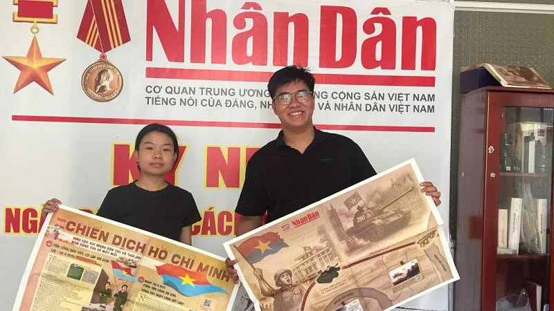 Bạn đọc đến nhận Phụ san đặc biệt của Báo Nhân Dân. (Ảnh: HOÀNG TRUNG)