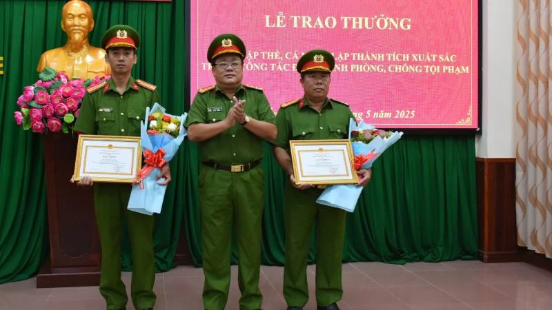 Đại tá Võ Công Bình, Phó Giám đốc Công an tỉnh Bến Tre trao giấy khen cho 2 cá nhân có thành tích xuất sắc trong triệt xóa tụ điểm ma túy. (Ảnh: HOÀNG TRUNG)