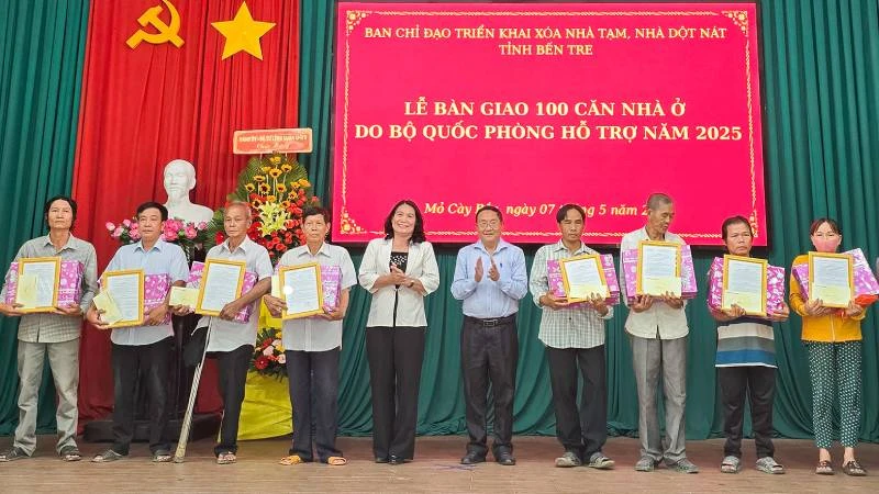 Lãnh đạo tỉnh Bến Tre trao quyết định bàn giao nhà, quà cho các hộ dân tại buổi lễ. (Ảnh: HOÀNG TRUNG)