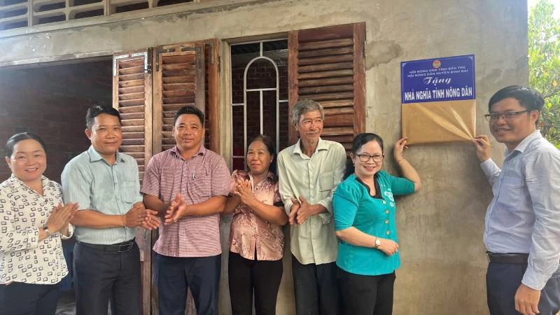 Lãnh đạo Hội nông dân tỉnh Bến Tre cùng chính quyền địa phương bàn giao nhà cho nông dân Phạm Ngọc Đức. (Ảnh: HOÀNG TRUNG)