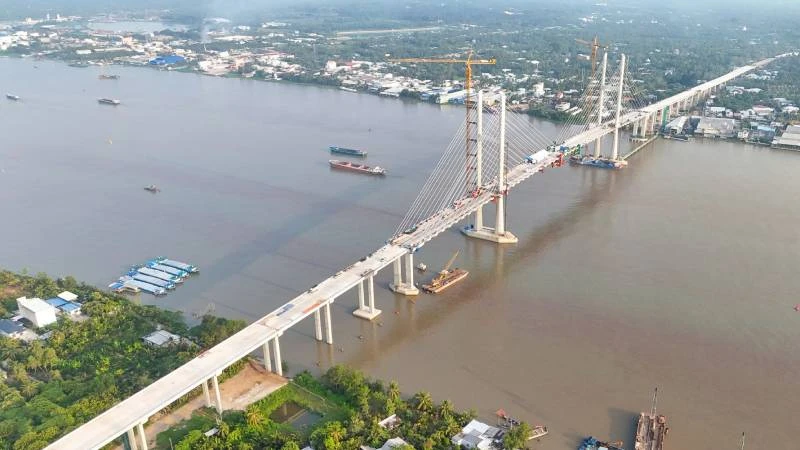 Cầu Rạch Miễu 2 đang được đẩy nhanh tiến độ thi công để hoàn thành vào dịp kỷ niệm Quốc khánh 2/9. (Ảnh: HOÀNG TRUNG)