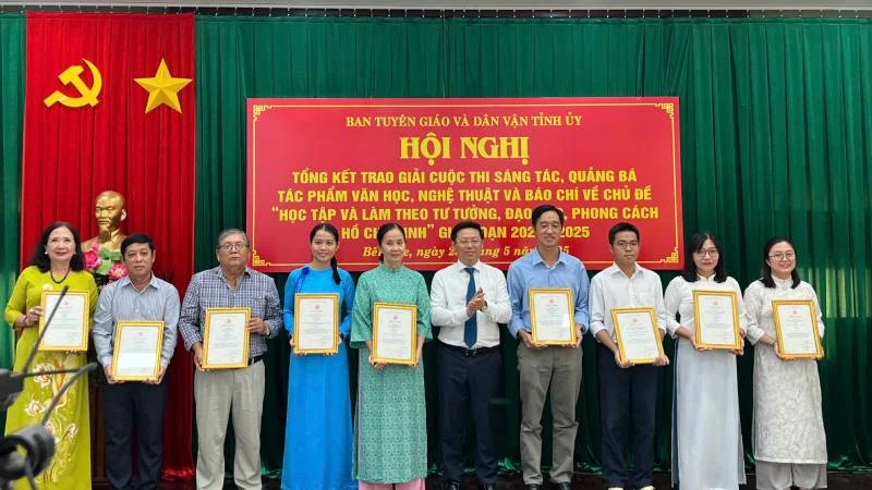 Phó Bí thư Thường trực Tỉnh ủy Bến Tre Trần Thanh Lâm trao giải A cho các tác giả đoạt giải. (Ảnh: HOÀNG TRUNG)