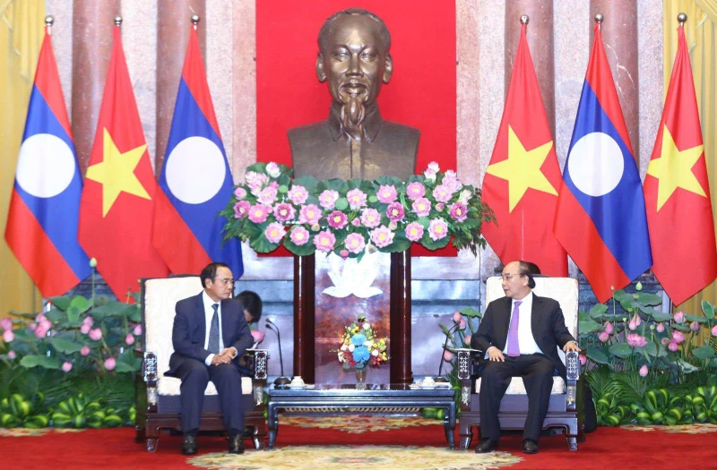 Chủ tịch nước Nguyễn Xuân Phúc tiếp đồng chí Bounthong Chitmany, Ủy viên Bộ Chính trị, Thường trực Ban Bí thư Trung ương Đảng Nhân dân cách mạng Lào, Phó Chủ tịch nước Cộng hòa dân chủ Nhân dân Lào. Ảnh: VPCTN