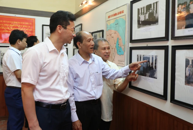 Ông Công Ngọc Dũng, cháu nội cụ Nguyễn Thị An giới thiệu về di tích tại phường Phú Thượng. 