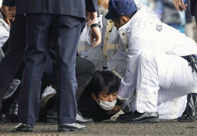 Cảnh sát vây bắt nghi phạm. (Nguồn: Reuters)