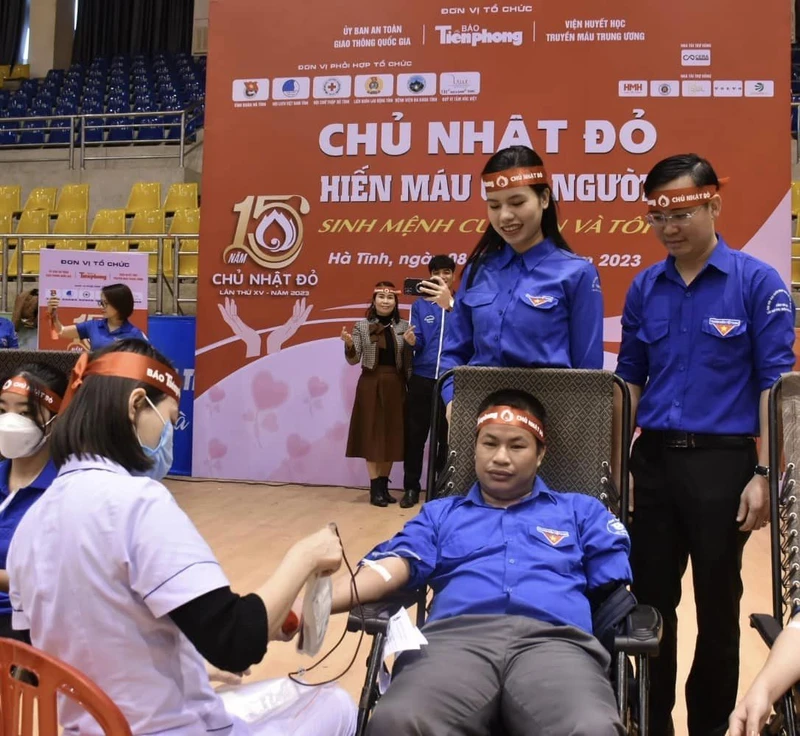 Hơn 700 tình nguyện viên tham gia chương trình "Chủ nhật đỏ" tại Hà Tĩnh.