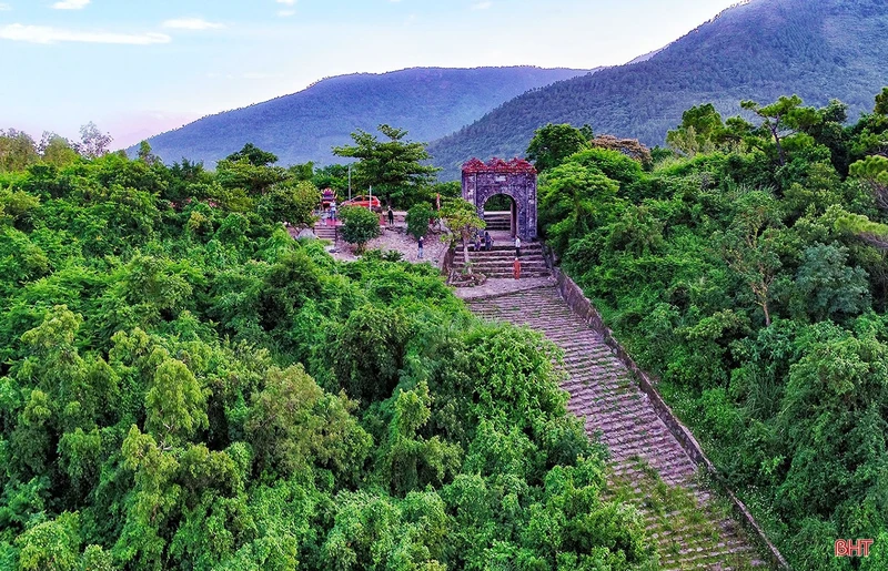 "Cổng trời" Hoành Sơn quan trên đỉnh đèo, phóng tầm mắt là cả một vùng đất Kỳ Anh, Hà Tĩnh rộng lớn. (Ảnh: Huy Tùng)