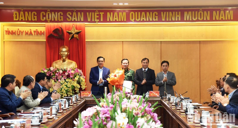 Các đồng chí Thường trực Tỉnh ủy Hà Tĩnh tặng hoa chúc mừng Thượng tá Nguyễn Xuân Thắng.