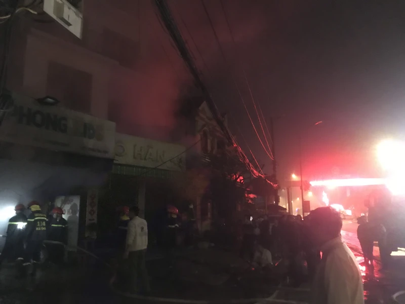 Cán bộ, chiến sĩ Phòng Cảnh sát phòng cháy, chữa cháy và cứu nạn cứu hộ Hà Tĩnh phối hợp với người dân kịp thời dập tắt đám cháy.