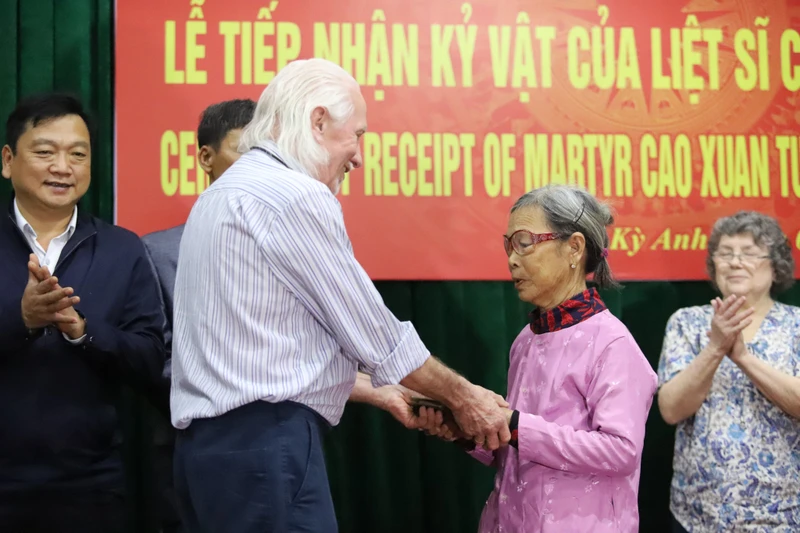 Ông Peter Mathews gặp gỡ thân nhân Liệt sĩ Cao Văn Tuất.