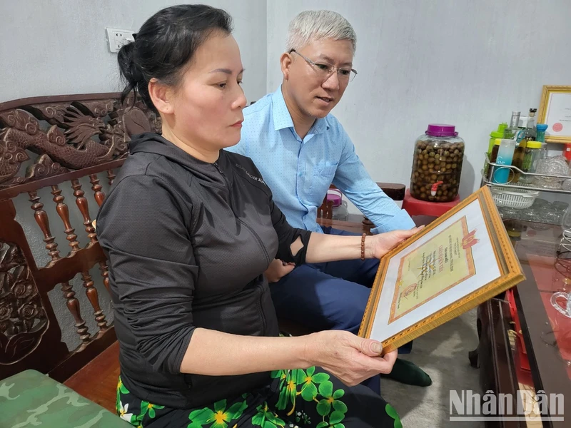 Chị Đào Thị Nguyệt, phường Hưng Trí (thị xã Kỳ Anh) tự hào về kết quả phấn đấu, rèn luyện của con trai trong quân ngũ.