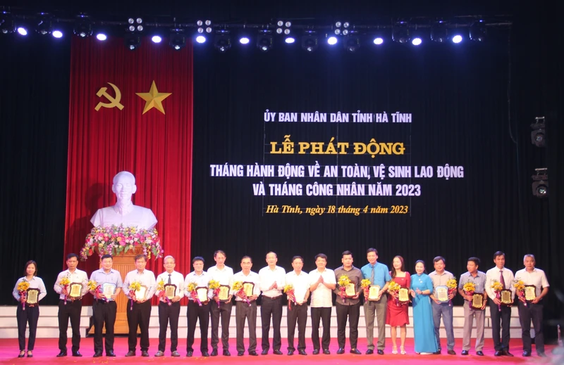 Lãnh đạo tỉnh Hà Tĩnh vinh danh các doanh nghiệp đi đầu, thực hiện tốt nhiệm vụ nâng cao đời sống cho người lao động.