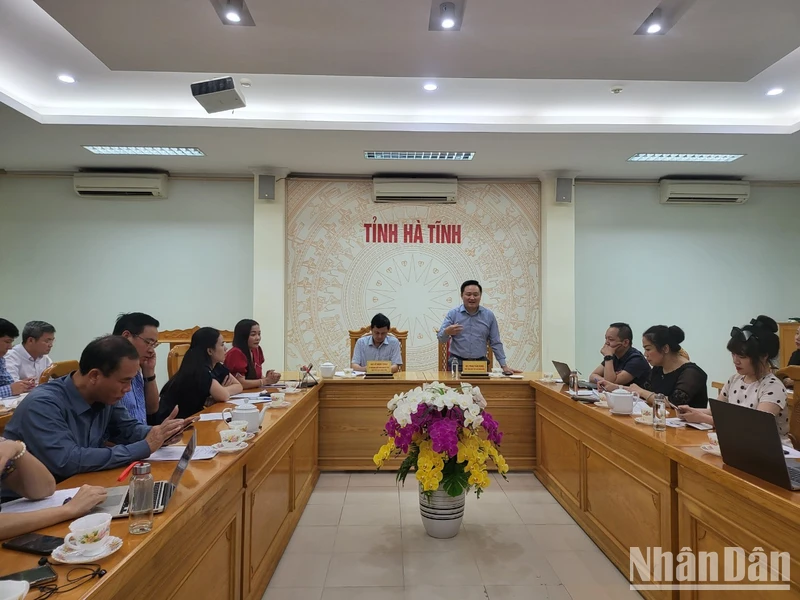 Đồng chí Phan Văn Hùng, Phó Tổng Biên tập Báo Nhân Dân tiếp thu các kiến nghị, ý tưởng nghệ thuật của đại biểu dự buổi làm việc.