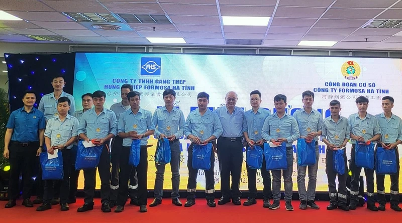Đại diện lãnh đạo Công ty TNHH Gang thép Hưng Nghiệp Formosa Hà Tĩnh tặng quà cho các công nhân ưu tú của doanh nghiệp.