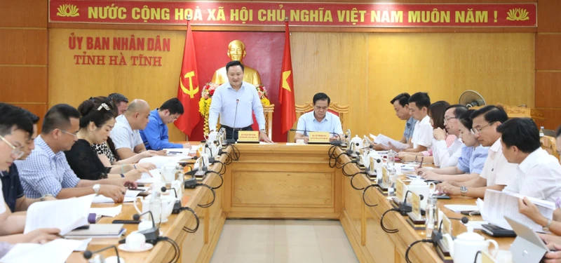 Đồng chí Phan Văn Hùng, Phó Tổng Biên tập Báo Nhân Dân, Tổng Đạo diễn chương trình "Cõi thiêng Đồng Lộc" năm 2023 giới thiệu khái quát công tác chuẩn bị, kịch bản chương trình.