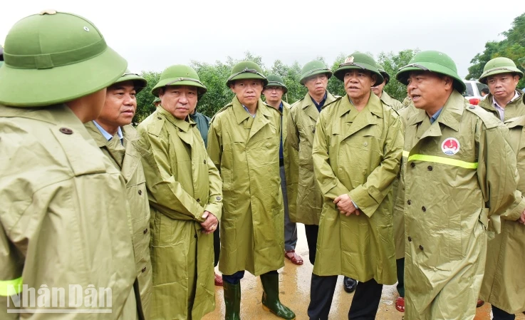 Thứ trưởng Bộ Nông nghiệp và Phát triển nông thôn cùng lãnh đạo tỉnh thị sát các điểm sạt lở do mưa lũ.