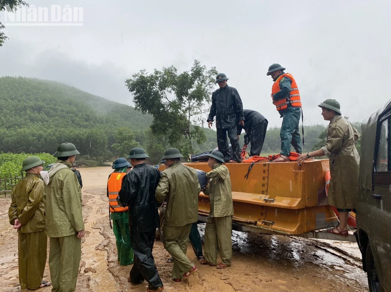 Tỉnh Hà Tĩnh huy động nhân lực, phương tiện tiếp tục tìm kiếm người dân mất tích.