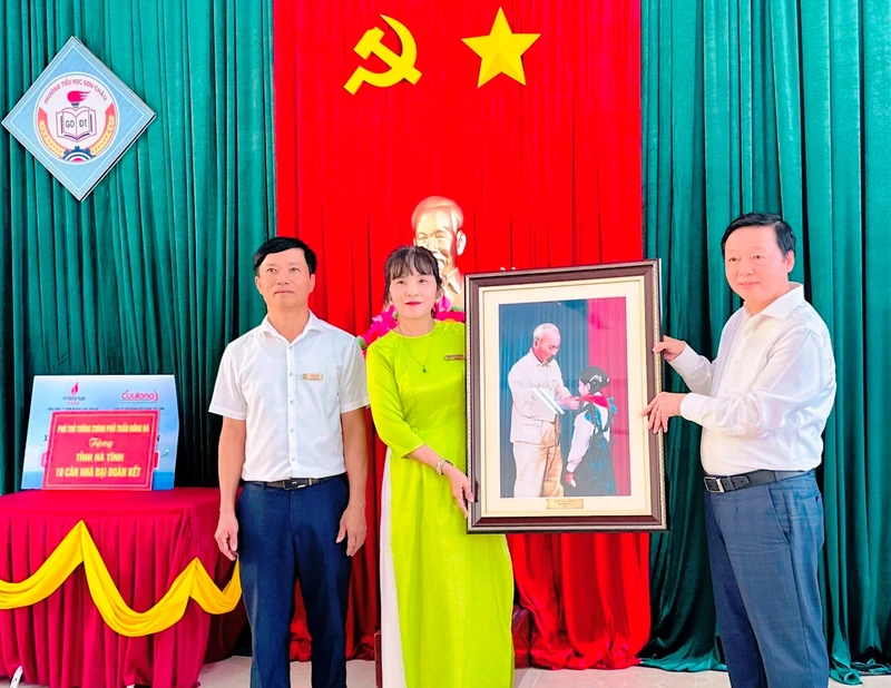 Phó Thủ tướng Trần Hồng Hà tặng quà cho Ban giám hiệu Trường Tiểu học Sơn Châu.