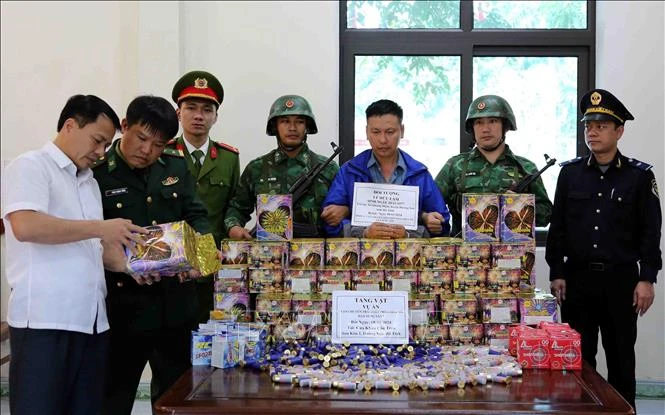 Đối tượng Lê Hữu Lam cùng tang vật bị lực lượng chức năng bắt giữ.