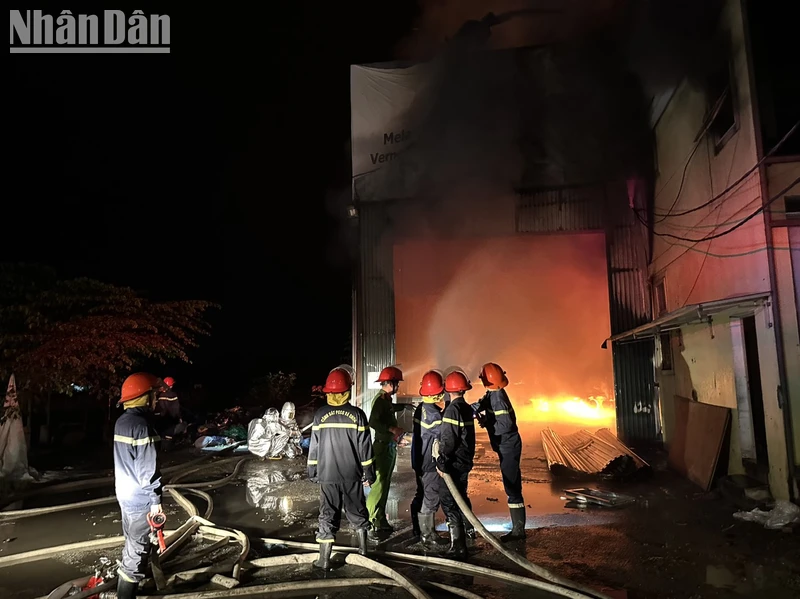 Lực lượng chức năng nhanh chóng có mặt tại hiện trường để khống chế đám cháy.